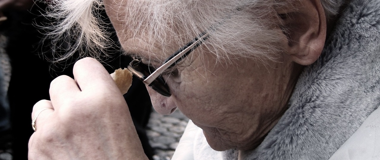 Догляд за літніми з катарактою в Дніпрі та у Львові